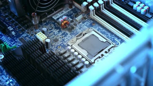 Hauptplatine eines Workstation-Computers mit Prozessoren und Speicher