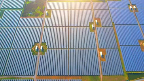 Luftbild einer Drohne, die über große Solarparks fliegt