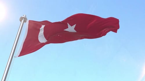 Die Flagge der Türkei weht im Himmel