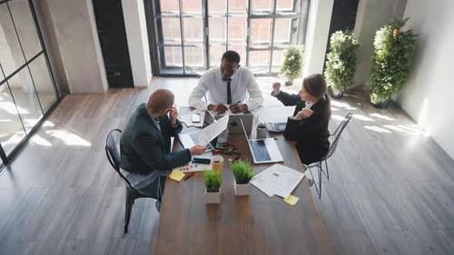 Le travail du département financier chez les professionnels de bureau modernes discutant d'un projet multiethnique