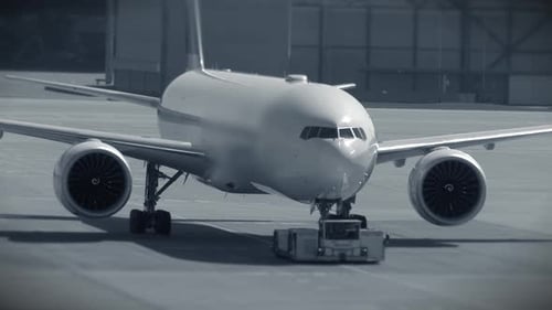 Kommerziell Flugzeug, das nach der Flugreise am Flughafen landet