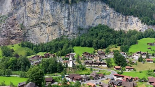 Famosa ciudad de Lauterbrunnen y cascada de Staubbach, Oberland bernés, Suiza, Europa. Lauterbrun