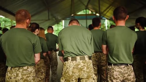 Eine Gruppe von Soldaten in Militäruniform, die in einer Baracke wohnen. Militärischer Kampf
