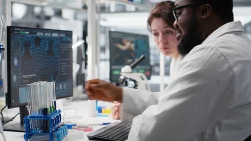 Un equipo de ingenieros químicos de laboratorio inspecciona la claridad de una solución química