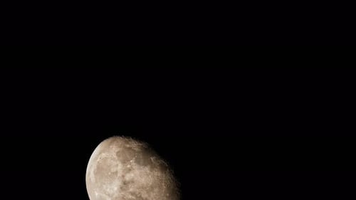 Wolkiger Mond (4K)