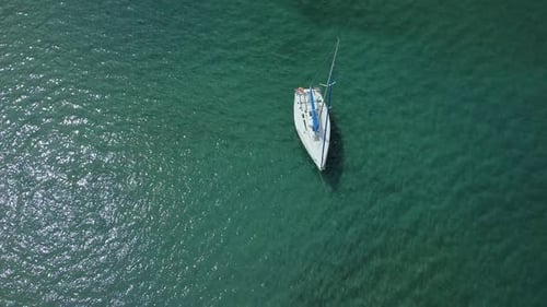 Blick von oben auf Schiffsschwimmbecken auf blauem Wasser im Freien Irrl