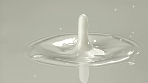 Super Slow Motion Milk Splashes Filmed on a Highspeed Camera at 1000 Fps