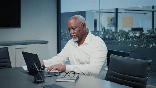 Geschäftsmann arbeitet fleißig in einer modernen Büroumgebung in