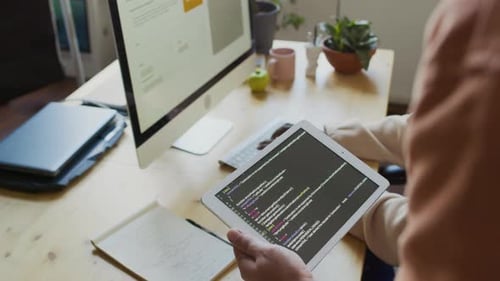 Programmierer diskutieren über den Test eines neuen Computercodes
