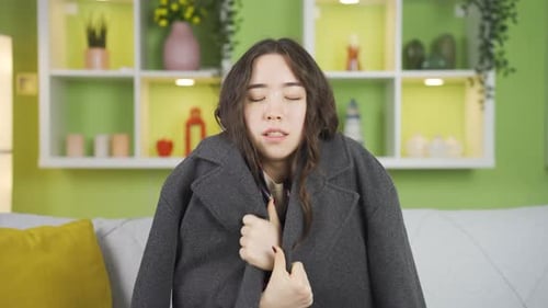 Jeune femme asiatique qui a froid de froid.