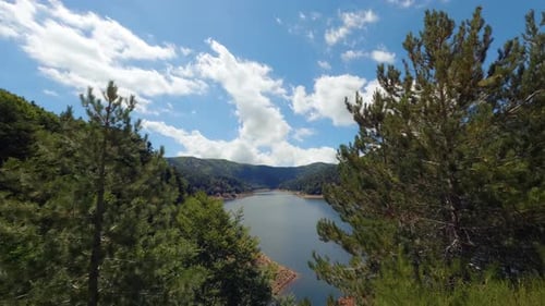 El tiempo de las nubes pasa sobre el lago de la montaña