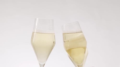 Crop People trinquant avec des coupes à champagne