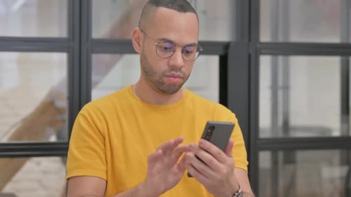 Porträt eines Mannes gemischter Rassen mit Telefon