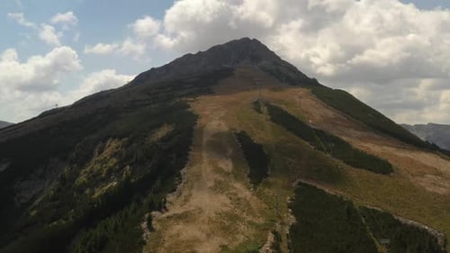 Vue aérienne sur la piste de ski de Todorka dans le mont Pirin en Bulgarie 1