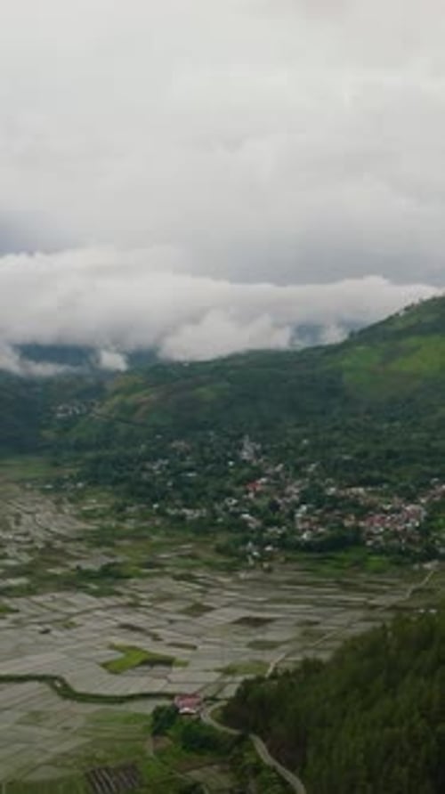 Terre agricole et ville dans la vallée de Sumatra en Indonésie