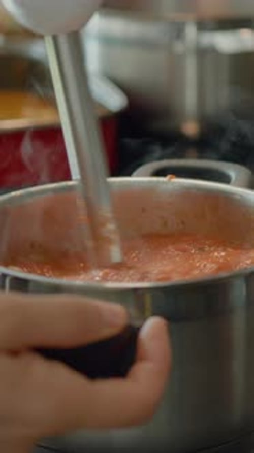 Vídeo vertical Cómo hacer salsa de tomate fresca con albahaca y cebolla en una cacerola de acero inoxidable