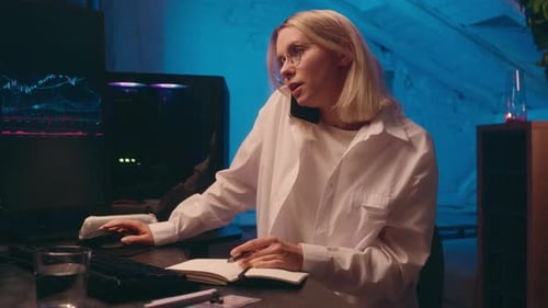 Analista feminina, corretora de negócios, moeda criptográfica, negociação online, gráfico de câmbio de bitcoins no computador