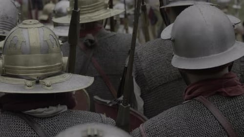 Alte Soldaten der Retro-Armee im Vintage-Stil, die zusammen auf dem Kriegsschlachtfeld marschieren