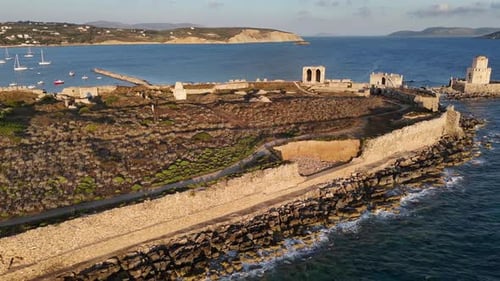 Methoni, Péloponnèse, vue aérienne en arrière depuis la tour Bourtzi vers et au-dessus du château de Methoni par la mer.