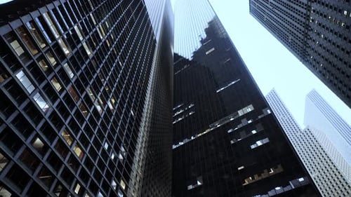 Rascacielos que se elevan sobre las calles de la ciudad de Nueva York