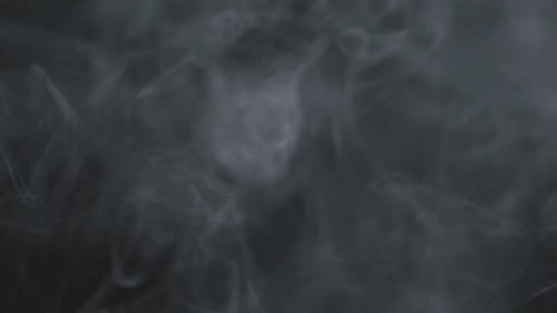 Zeitlupe von weißem Rauch, Nebel, Nebel, Dampf auf schwarzem Hintergrund.