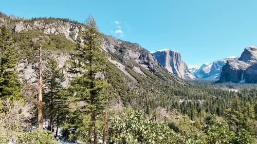 malerische Landschaft des Yosemite-Nationalparks, Granitklippen, üppige Wälder, klarer Himmel, Natur, Reisen, USA