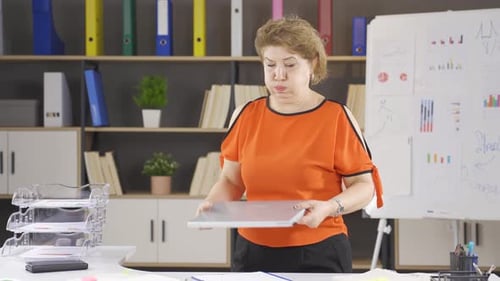 Weibliche Unternehmensleiterin wütend bei der Arbeit.