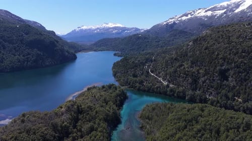 Vue aérienne époustouflante du Lago Verde et du Puente Colgante à Los Alerces, en Patagonie
