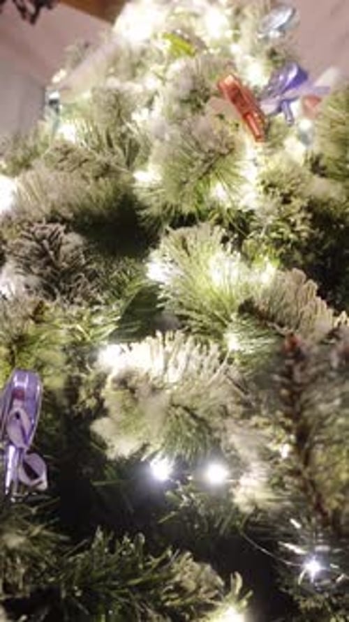 Vertikales Video der Weihnachtsbaumdekoration