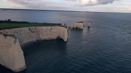 Vista aérea de los acantilados y la costa al amanecer, Reino Unido.