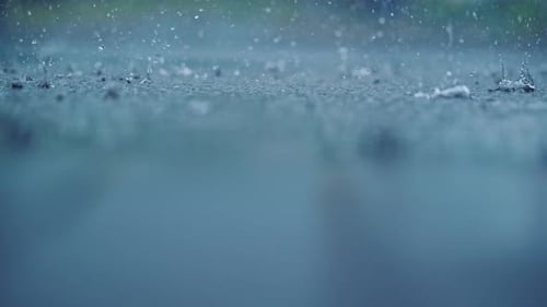 Regentropfen plätschern auf nasser Straßenoberfläche — Filmmusik Zeitlupe