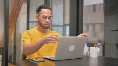 Kreativer Mann gemischter Abstammung verlässt das Büro nach der Arbeit