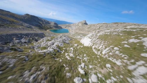 Zumbido Fpv volando a baja altura de un lago artificial en una montaña francesa