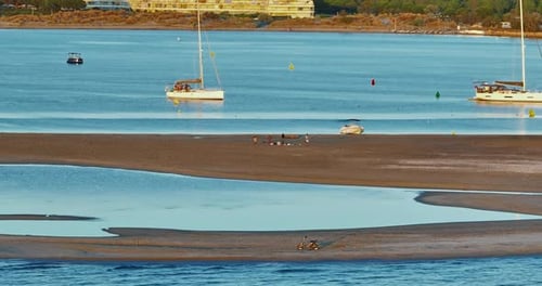 Vista aérea del banco de arena con yates en Anchorin, cerca de Le Grau Du Roi, Port Camargue y la playa