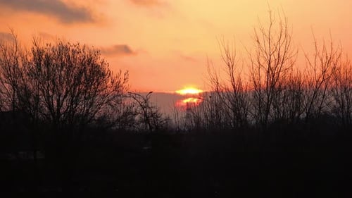 Frühlingssonnenaufgang über der Stadt 004