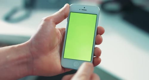 NEW YORK, 5. April 2017Junger Mann hält Smartphone in der linken Hand und berührt den Bildschirm des Mobiltelefons
