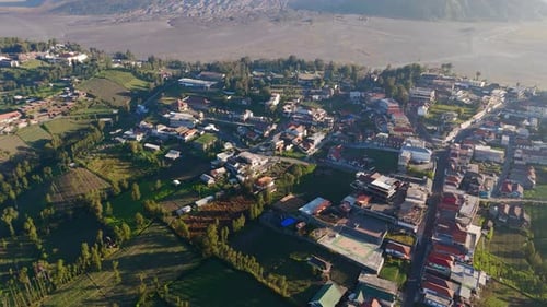 Le village de Cemoro Lawang surplombant l'impressionnant parc Bromo Tengger Semeru