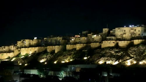 Vue magnifique sur le fort de Jaisalmer la nuit, éclairé par des lumières artificielles. Panorama à droite.