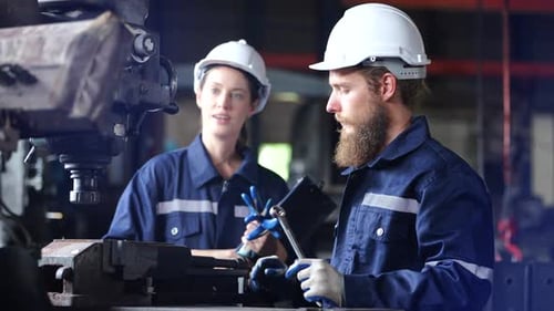 Arbeiter, der an einer manuellen Drehmaschine arbeitet. Metallarbeiter in der Werkstatt
.