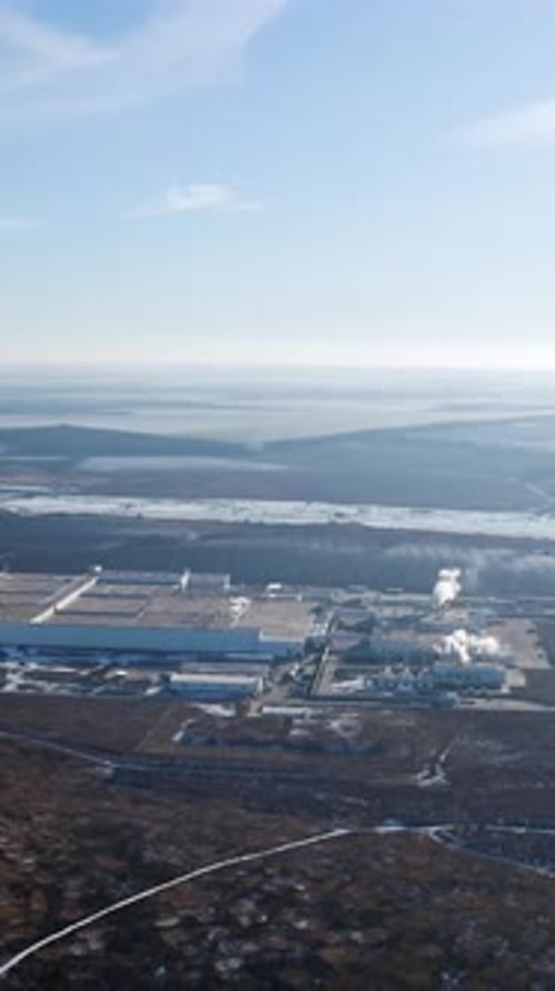 Vue d'en haut de l'usine industrielle. Vue aérienne de l'infrastructure de la zone industrielle suburbaine
