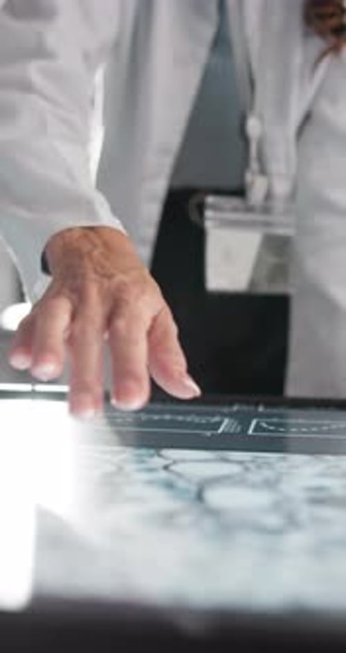 Hände, Wissenschaftler und Bildschirm im Labor für Forschung, mikrobiologische Tests und Experimente mit Viren