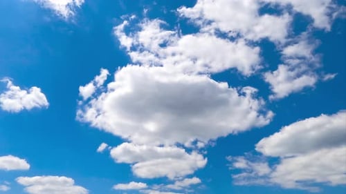 Maravilloso cielo azul con nubes que cambian rápidamente de forma. Hermoso timelapse de un paisaje nuboso