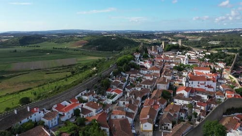 Vista aérea de la histórica ciudad amurallada de Obidos al atardecer, cerca de Lisboa, Portugal. Toma aérea de O