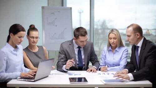 Büro- und Teamwork-Konzept - Gruppe von Geschäftsleuten mit einem Besprechungsleiter