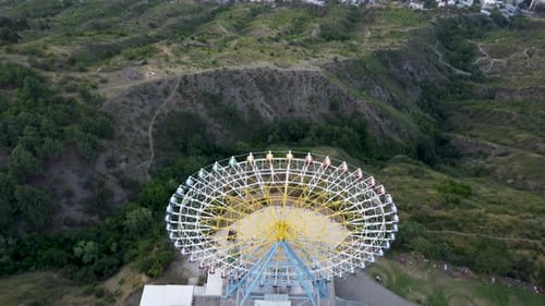Matsminda Park. Riesenrad in einem Vergnügungspark für Kinder an der Standseilbahn Tiflis mit der
Großstadt