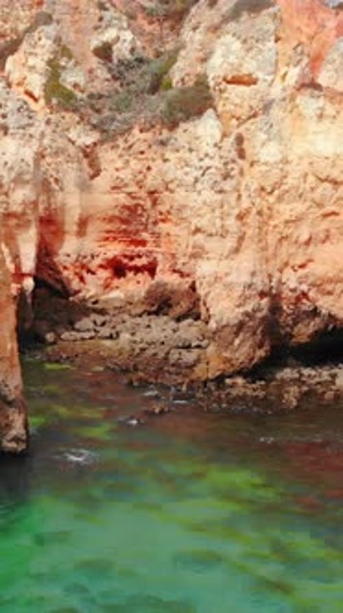 Wunderschöner Blick auf Meeresfelsen aus der Vogelperspektive mit lebendigem Wasser und zerklüfteten Küstenformationen