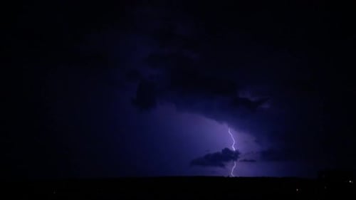 Relámpagos en el cielo nocturno.