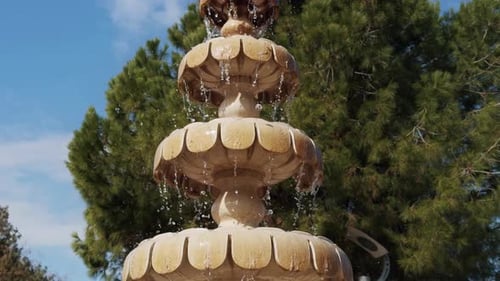 Marmorbrunnen-Wasserpool im Naturpark 2