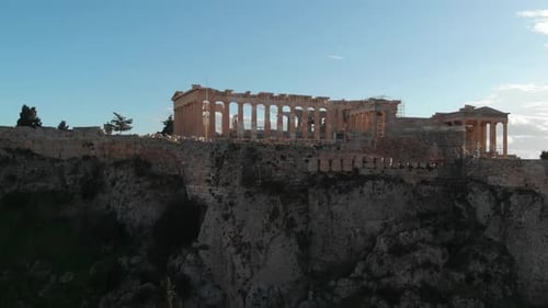 Images aériennes de l'Acropole d'Athènes révélant lentement la ville et la mer en arrière-plan, d