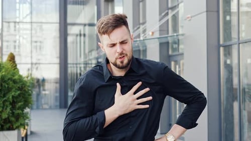 Douleur dans la poitrine : bel homme d'affaires, peur, symptômes, crise